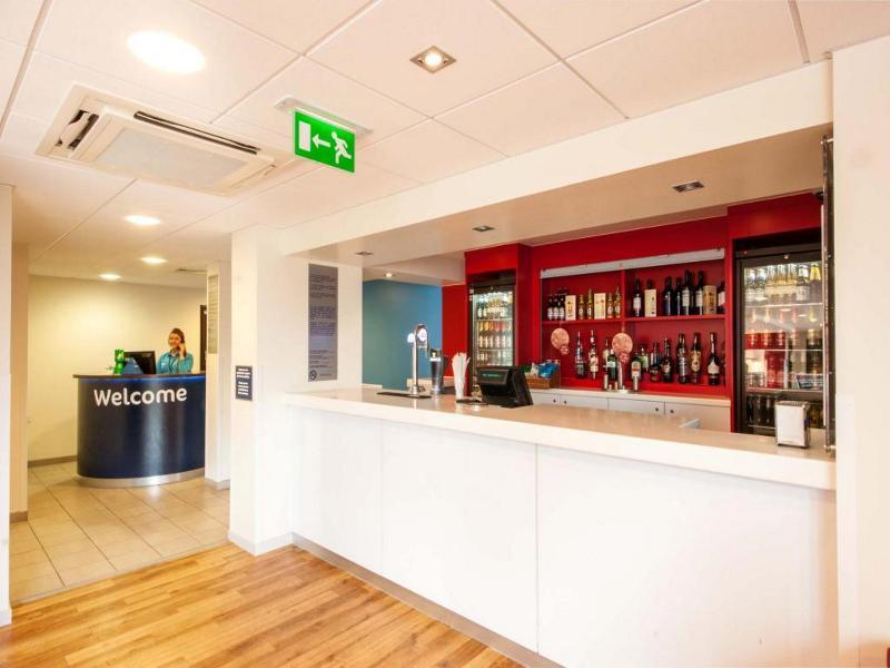Travelodge London Teddington Exterior photo