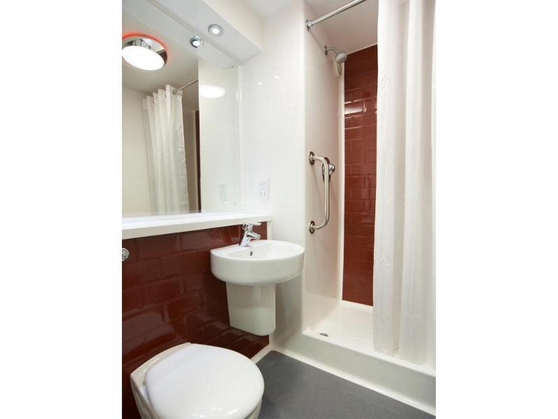 Travelodge London Teddington Exterior photo