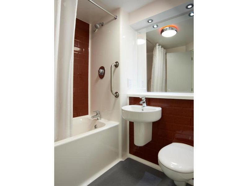 Travelodge London Teddington Exterior photo